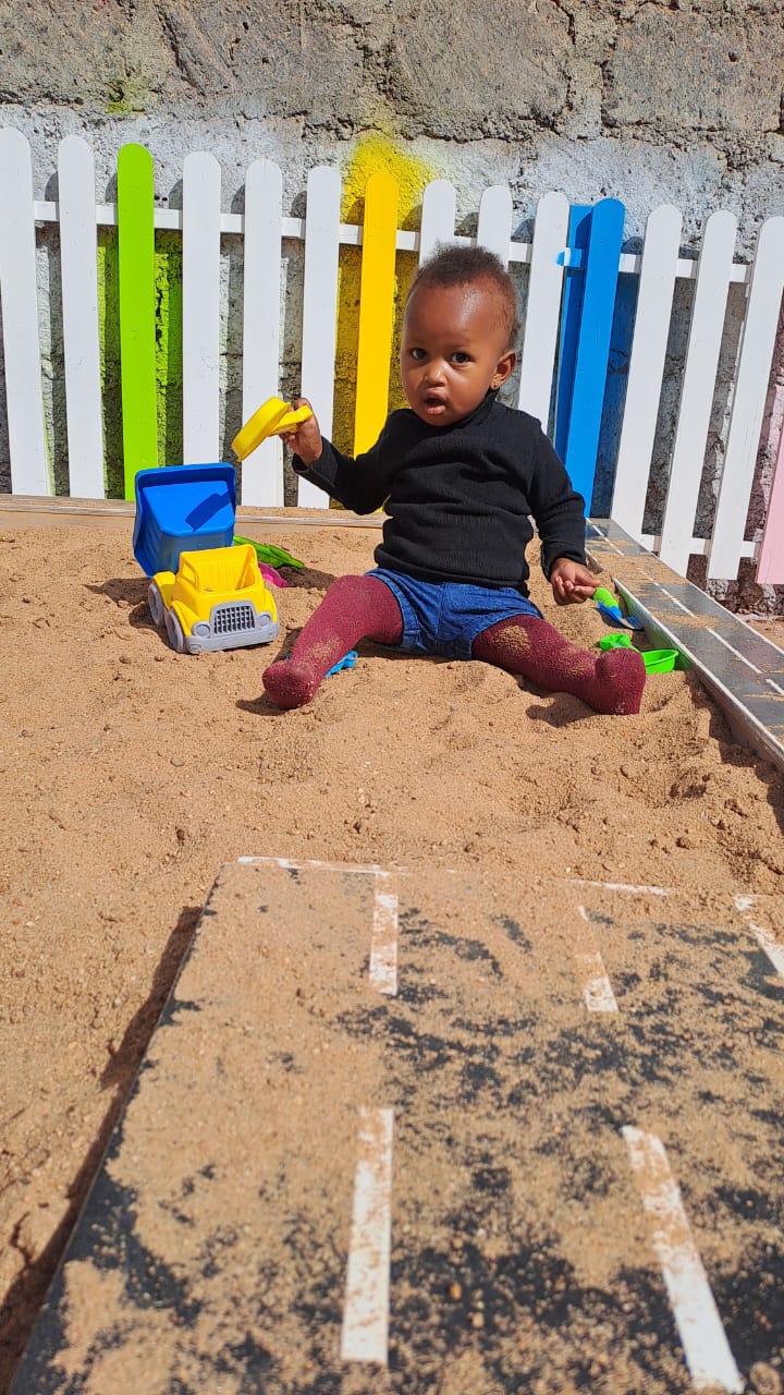 Backyard or balcony sandbox with included sand for safe play