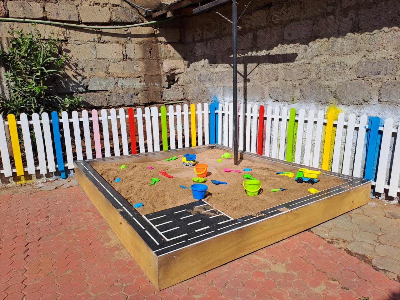 Customizable wooden sandbox for home, school, daycare, or balcony spaces
