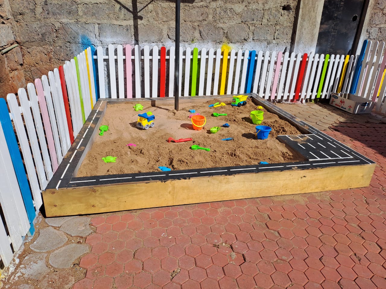 Customizable wooden sandbox for home, school, daycare, or balcony spaces