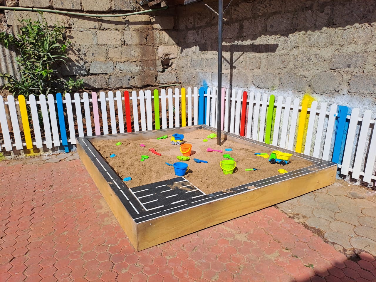 Customizable wooden sandbox for home, school, daycare, or balcony spaces