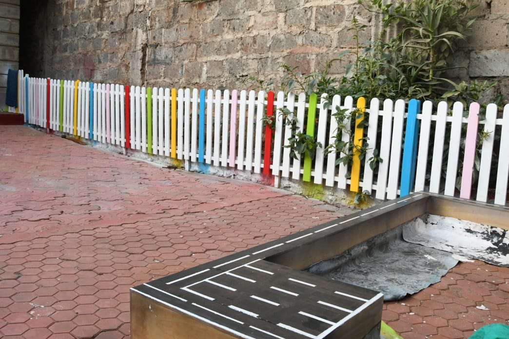 Customizable wooden sandbox for home, school, daycare, or balcony spaces