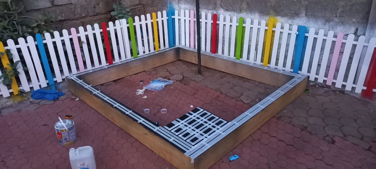 Customizable wooden sandbox for home, school, daycare, or balcony spaces